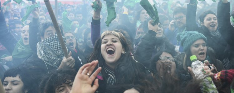 Deputados argentinos aprovam legalização do aborto:projecto vai para o Senado